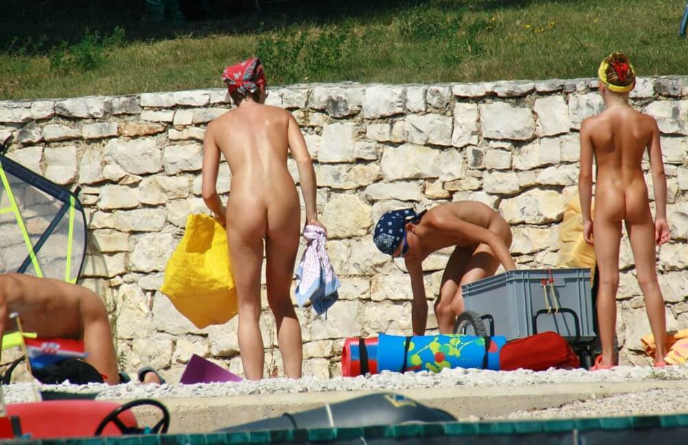 Sporty and Athletic Sands gallery - People find in this a way to understand that the naked body is part of nature and its beauty