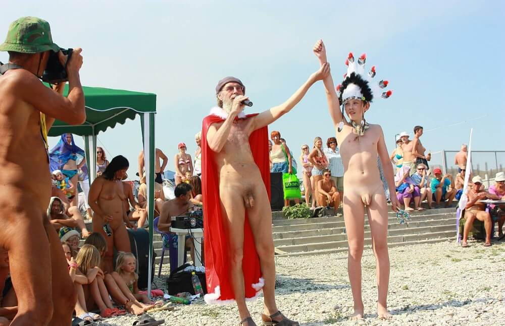 Native Headdress Dance pics - Nudity as an expression of natural beauty