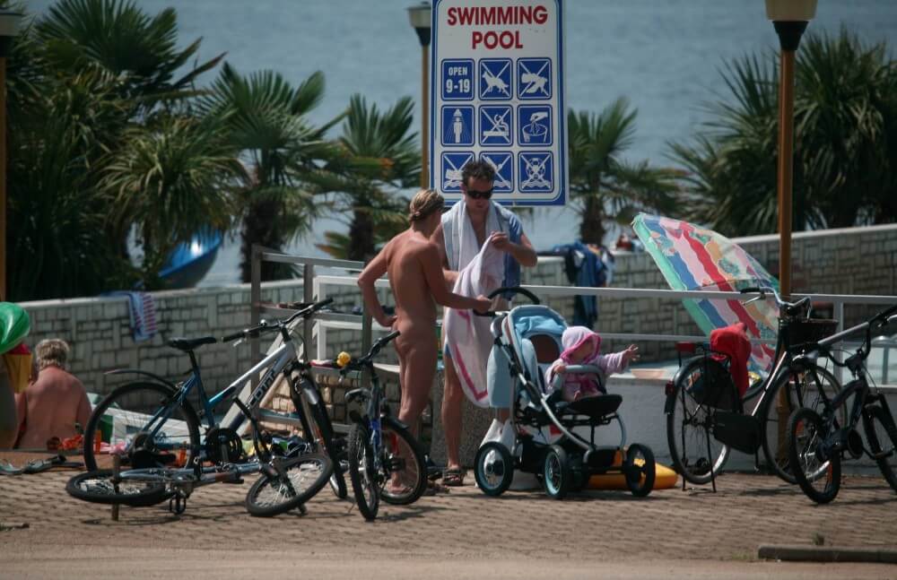 Poolside Camp Gathering pics - In naturism, sincerity and openness toward others are valued