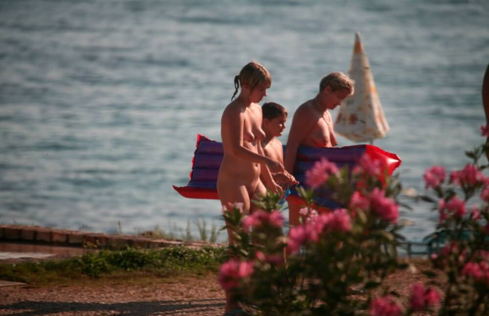 Dusk Til Dawn Showering phoros - Naturists respect each other and those around them