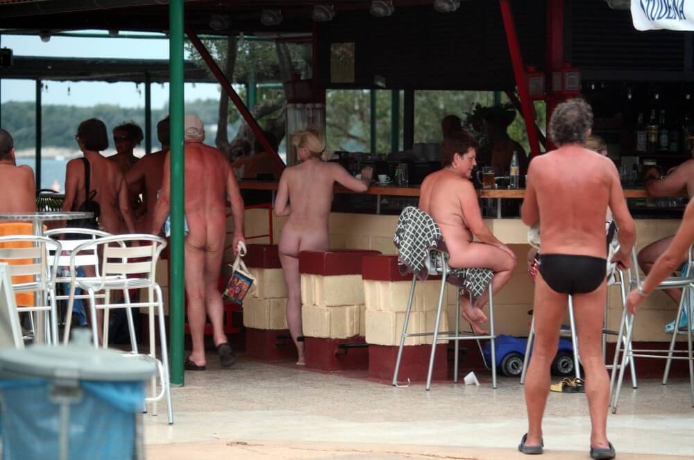 Outdoor diner view - Naturists live freely and naturally