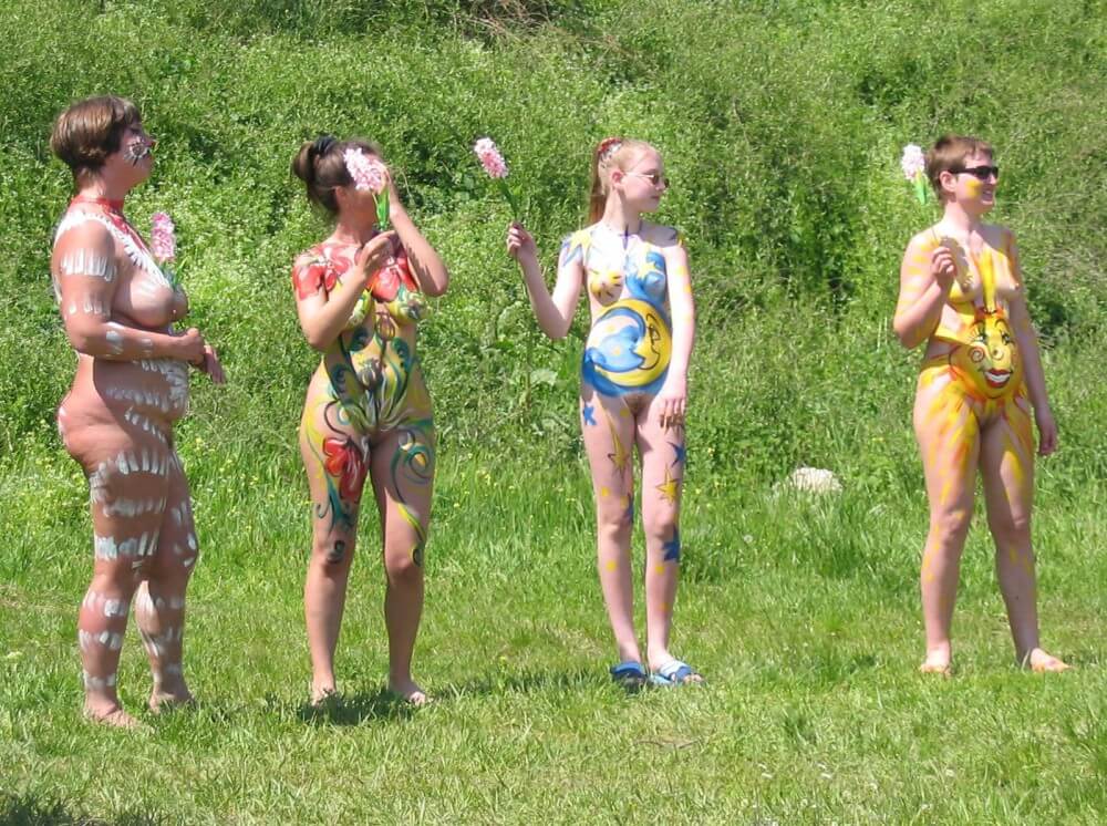 Family String-Apple Game Pics - A Haven for Those Who Wish to Go Naked