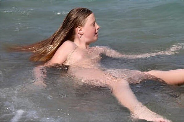 Turqoise Water Splash pics - She went out completely naked