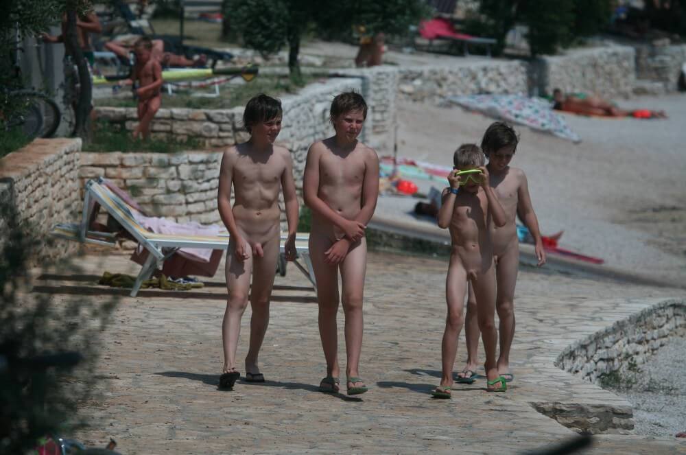 Shore walking nude - Lightness and ease as the main traits of naturists