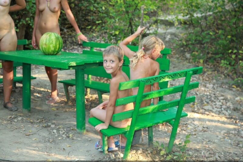 Naturists green picnic photos - Nudism and naturism are a path to self-acceptance