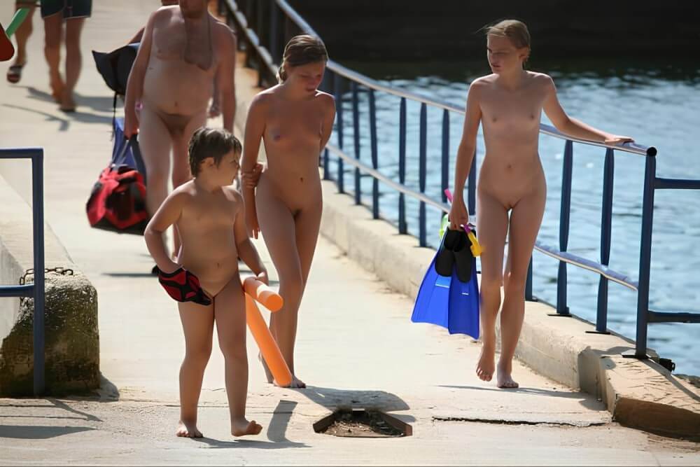 Naturism photo gallery # 11 - In nudism, people are equal to one another