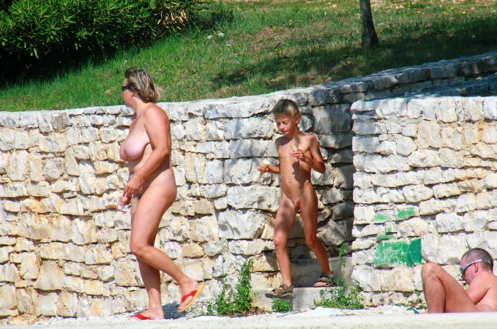 Ula FKK Wall-Side Families pics - Freedom is an integral part of naturism