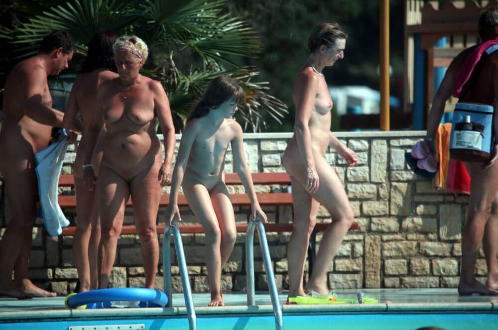 Naturist Pool Cleaning-Up pics - Nudism contributes to the strengthening of psychological health