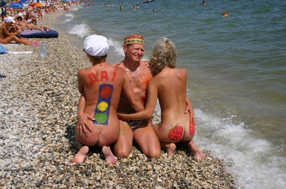 Bold Outdoor Nude Poses pics - They value simplicity and naturalness, and encourage people not to feel self-conscious about being naked