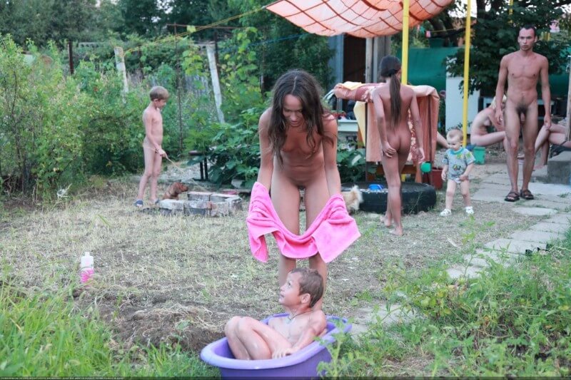 Green barrel of fun-grassy fields of gold photos - Watching us naked in nature