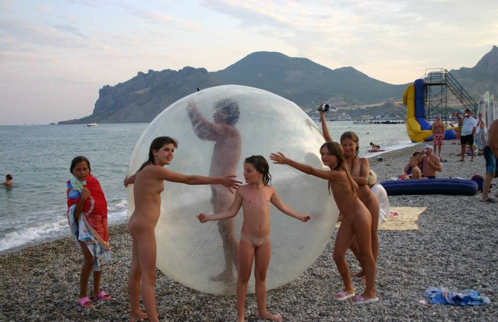 Pics Walk on the Beach Balloon - Physical freedom is important to many nudists