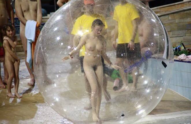 Holiday in the pool photos - Ordinary Citizens Consciously Practicing Nudism