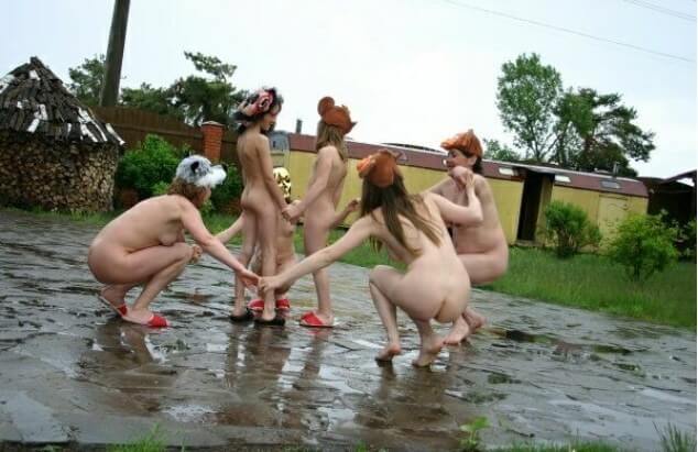 Naturism photo gallery # 23 - Naturists are open to the world and the environment