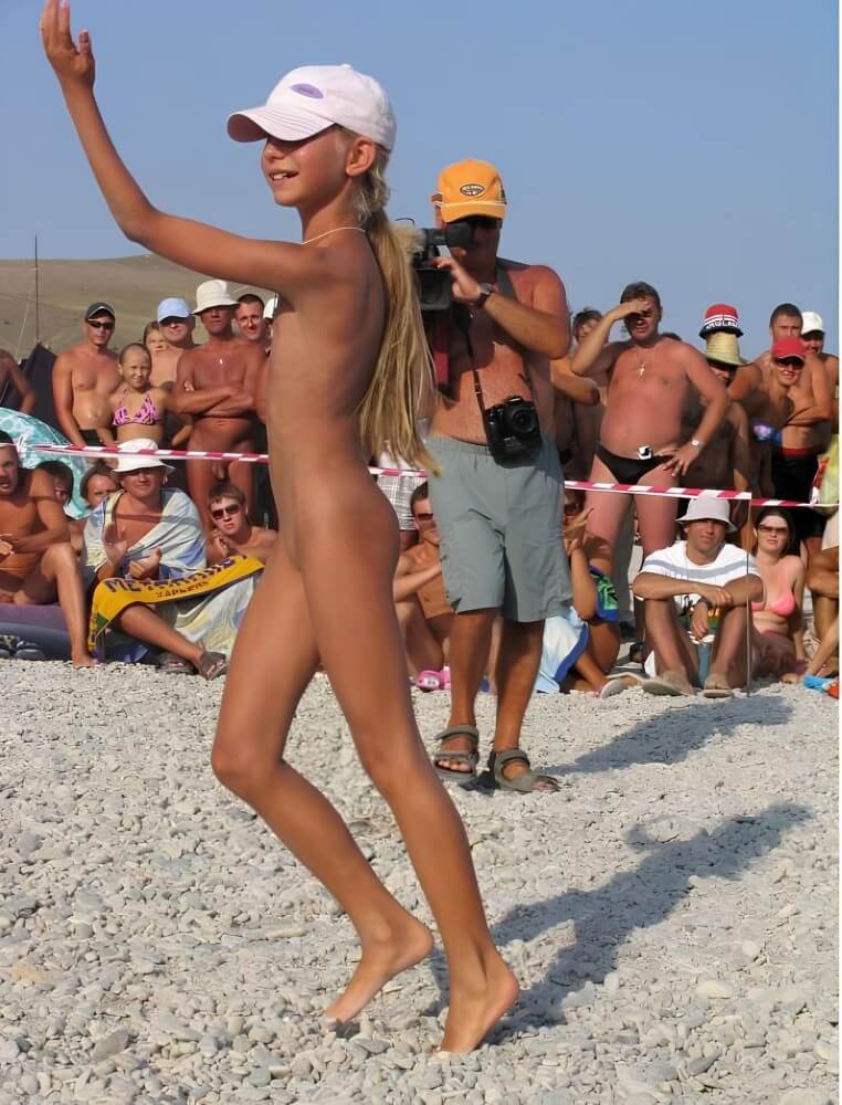 Holiday of the Neptune photos - Nudism helps strengthen friendships