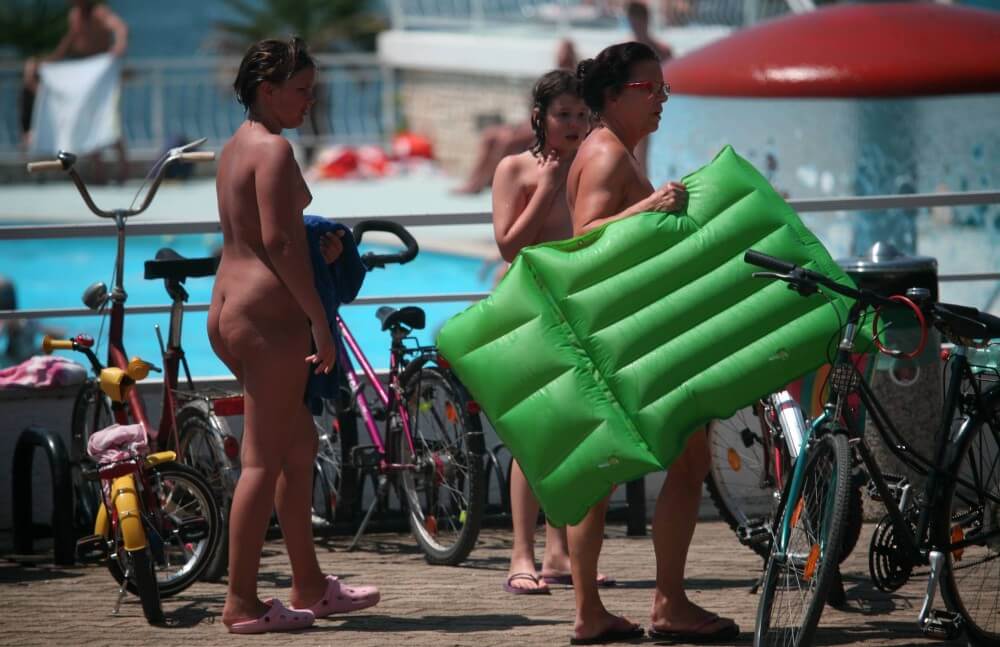 Outdoor Pool Sideliners pics - Freedom is part of naturism