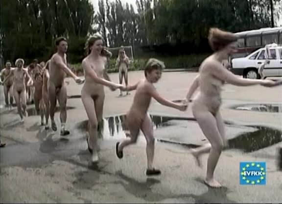 Helios Natura: Tutti-Frutti Nudie - Eurovid FKK - A naked person is asexual among nudists